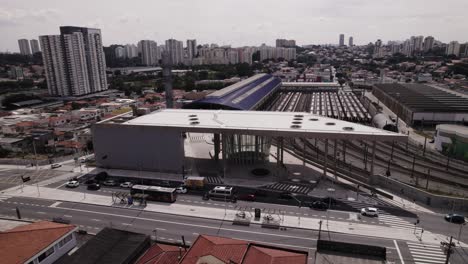 Drone-moving-up-in-front-the-Vila-Sônia-subway-station-in-São-Paulo,-Brazil