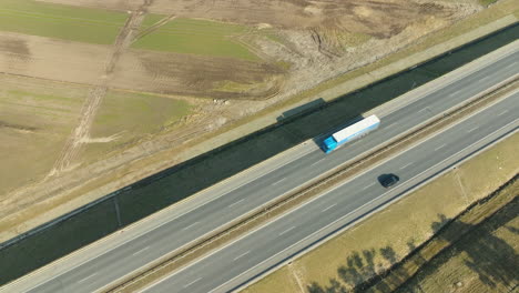 Drone-shot-of-traffic-on-the-freeway-in-the-city-of-Gdynia,-Sweden