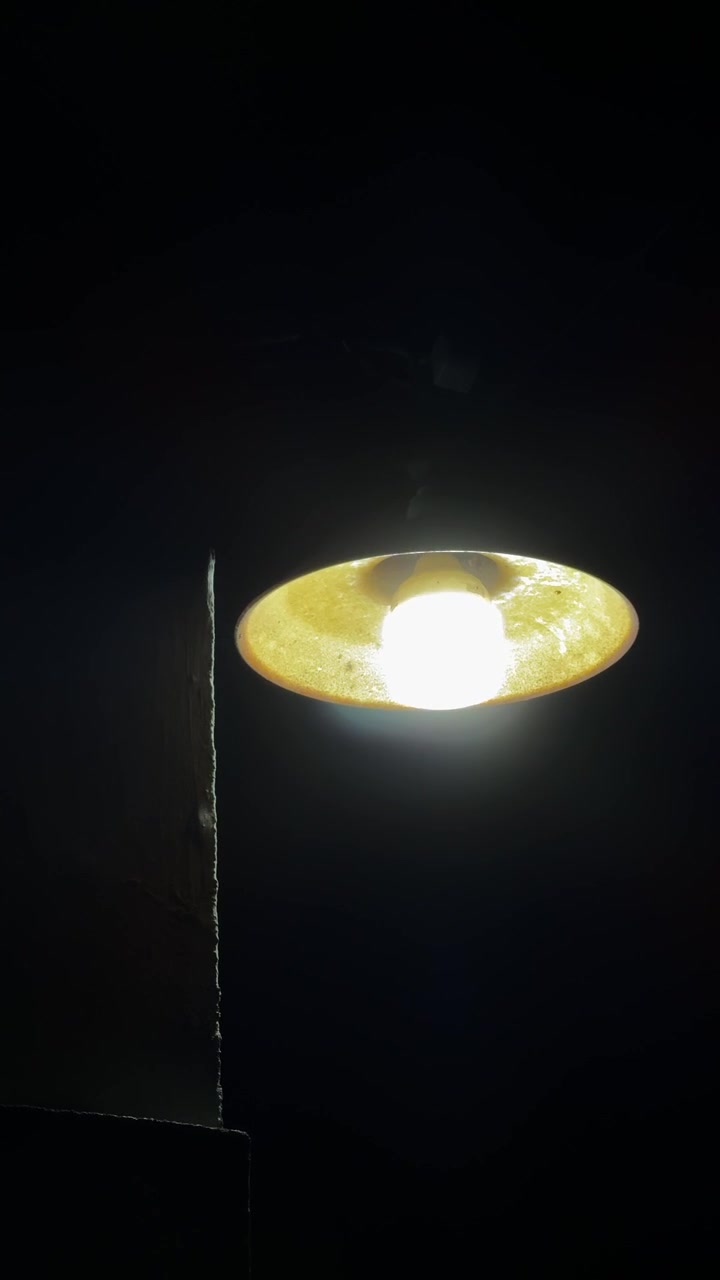 Luminária de parede externa brilhante iluminando no escuro