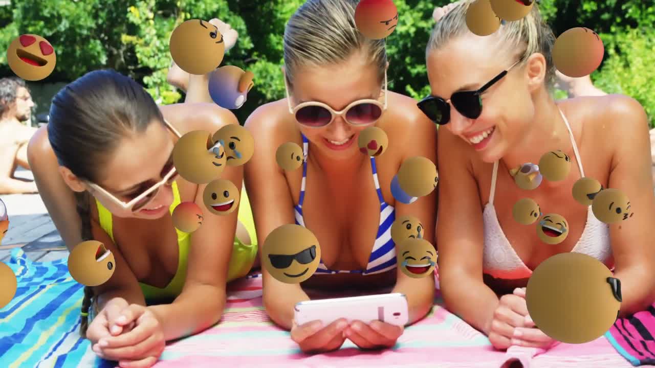 iconos de emoji con un grupo de amigos usando teléfonos inteligentes en el fondo