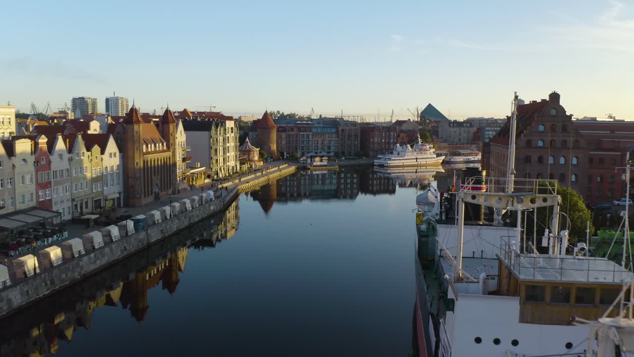 un avión no tripulado vuela sobre el canal en gdansk, polonia.
