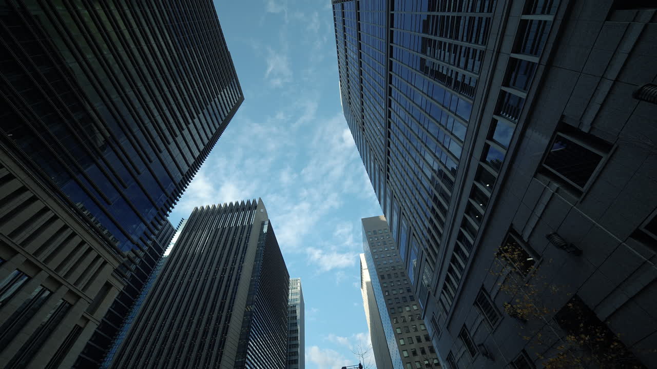 Vista ascendente de elegantes arranha-céus de escritórios no distrito comercial de Tóquio.