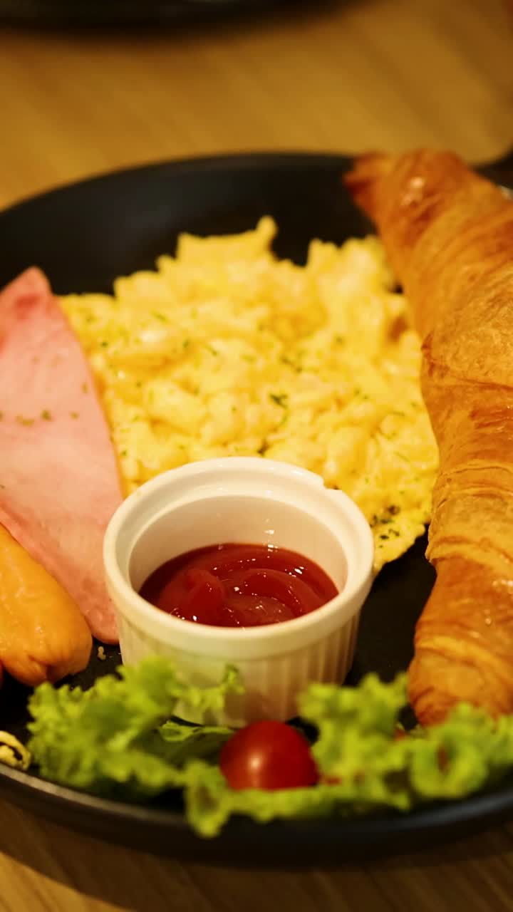 delicioso plato de desayuno con croissant y salchichas