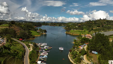Luftaufnahme-über-Boote-Und-Einen-Yachthafen-Im-Peñol-Guatapé-Stausee-In-Kolumbien