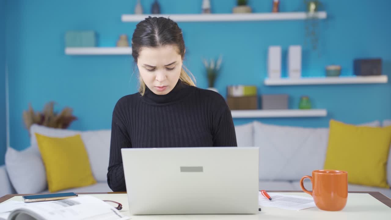 la joven empresaria que trabaja en su oficina en casa está ocupada y trabaja muy duro.