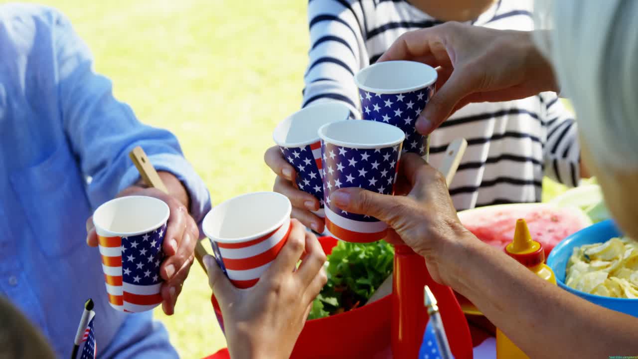 다세대 가족이 차가운 음료 4k의 토스팅 글래스를