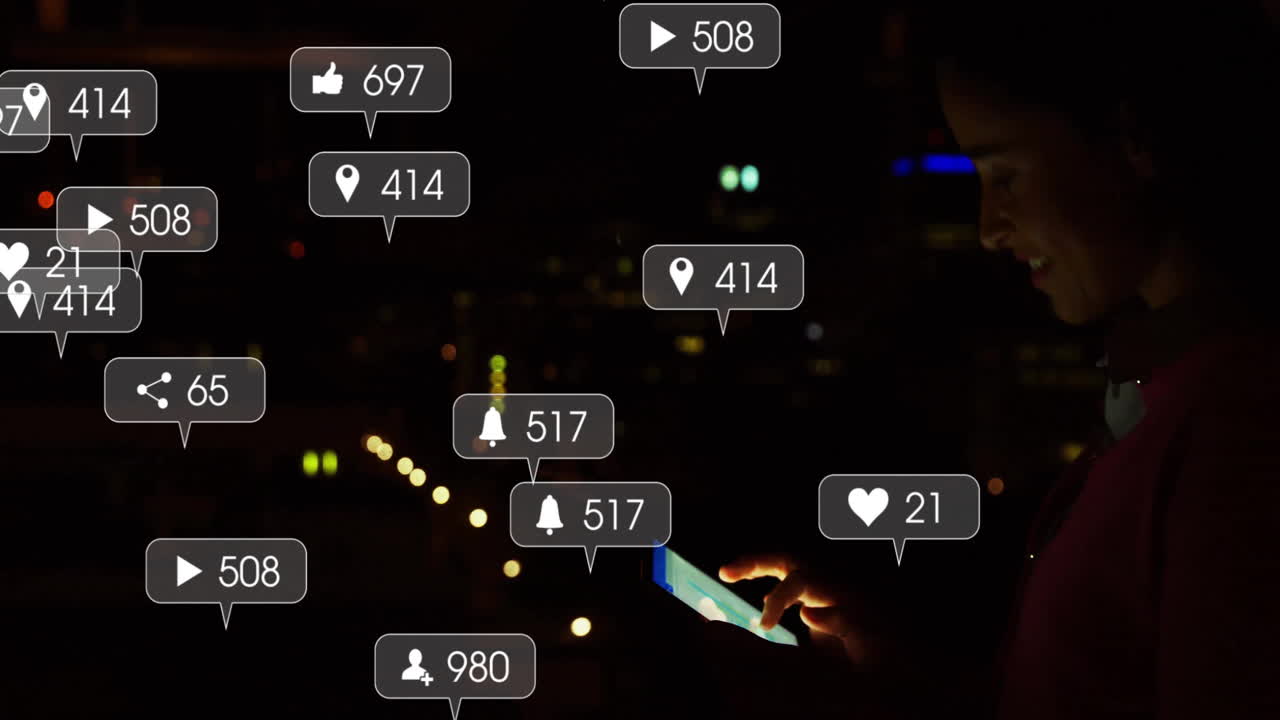 notificaciones de las redes sociales animación sobre la persona que utiliza el teléfono inteligente en el paisaje urbano oscuro
