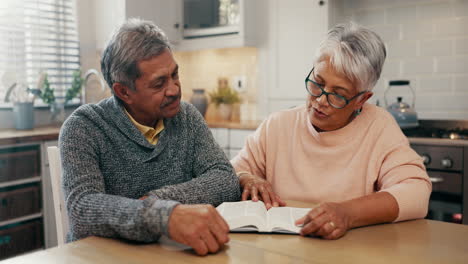 Älterer-Mann,-Frau-Und-Lesen-Mit-Bibelstudium