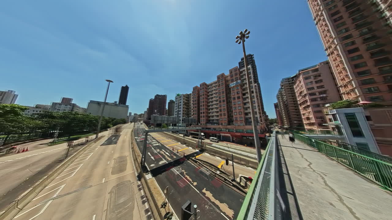Time-lapse en movimiento del Corredor de Kowloon Este y el Túnel de Tai Tak en Hong Kong.