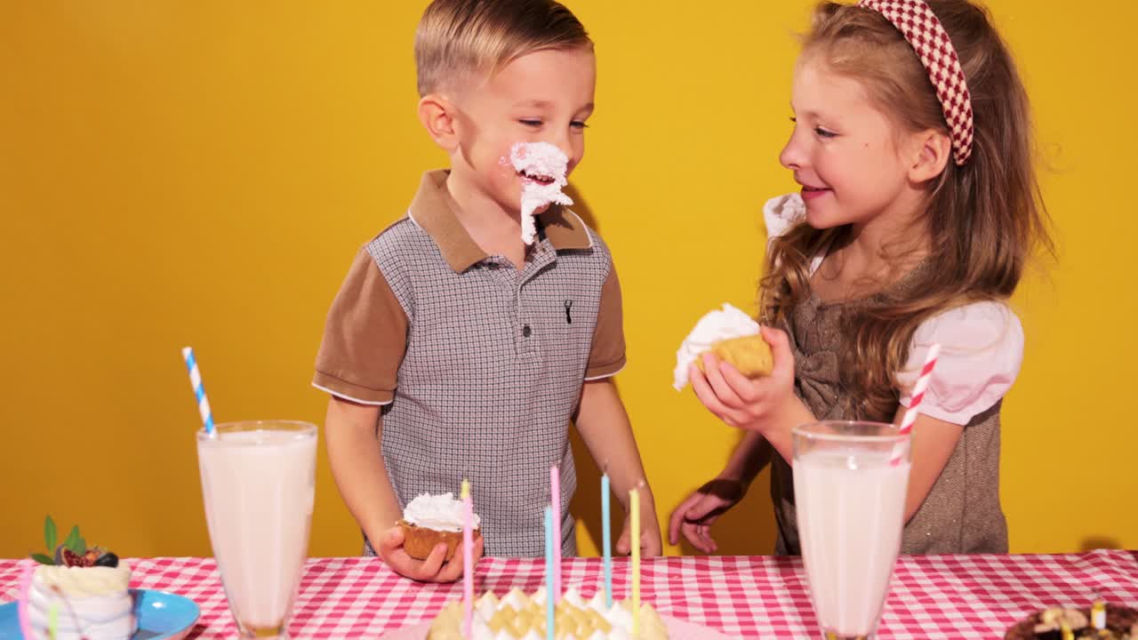 niños celebrando su cumpleaños con cupcakes