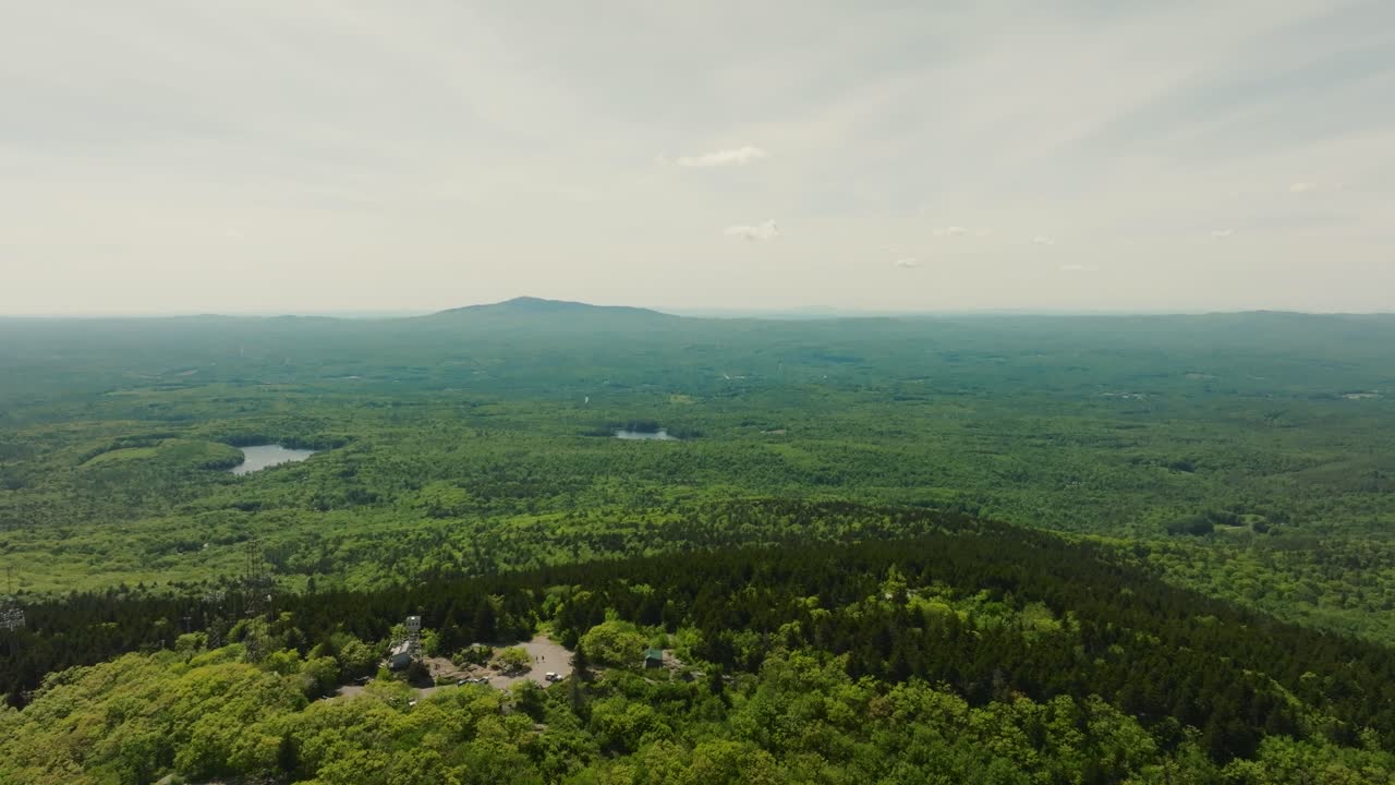 imágenes de drones de new hampshire mirando el monte monadnock