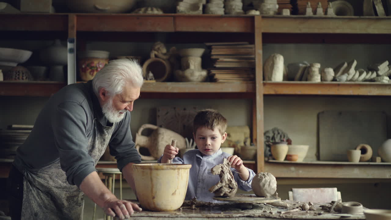 Nonno e nipote in laboratorio di ceramica
