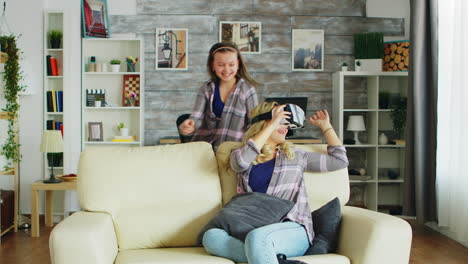 una niña saltando alrededor de su madre
