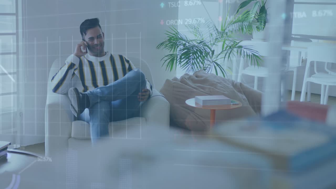 Animasjon av aksjemarkedsdatabehandling over en birasial mann som snakker i smarttelefon på kontoret.