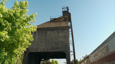 antiguo horno a la luz del día donde se procesaba el carbón en el museo del ferrocarril en temuco, chile
