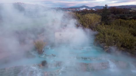 el baño de aguas termales geotérmicas y la cascada en saturnia, toscana, italia cerca de siena y grosseto al amanecer