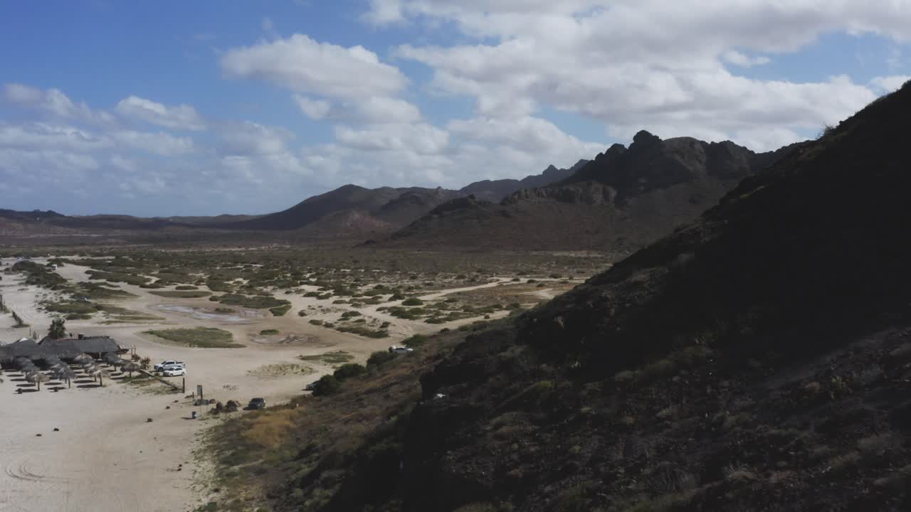 Drone sorvola il deserto di Tecolote Beach, Baja California, Messico