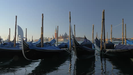 Venecia-Escena-Del-Agua-Con-Góndolas-Amarrando-Italia