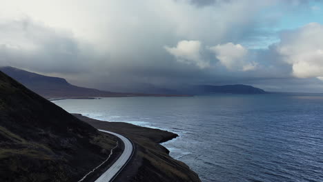 Drohnenaufnahmen,-Die-über-Eine-Verrückte-Straße-Am-Meer-Fliegen