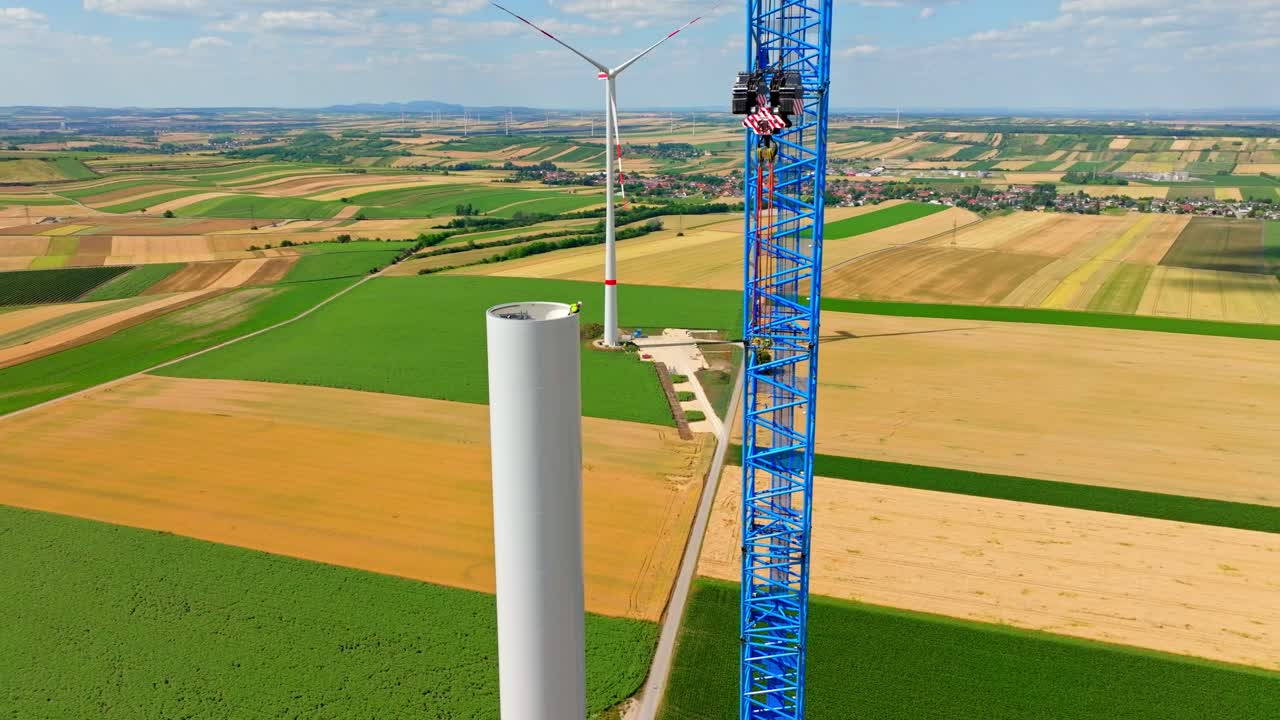 башня ветряной турбины в стадии строительства в австрии - воздушный снимок дрона