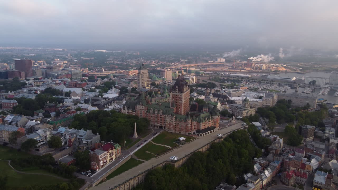 volando sobre chateau frontenac en la ciudad de quebec