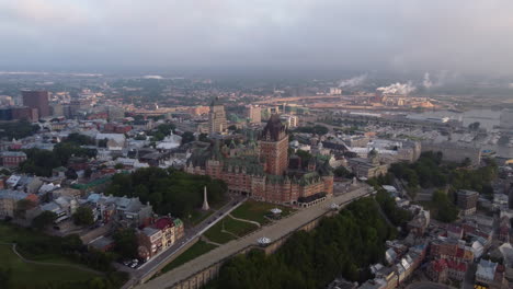 survolant le château frontenac à québec