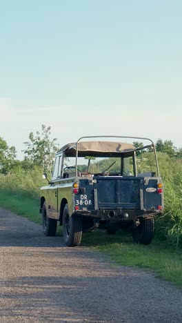 land rover de época en un campo