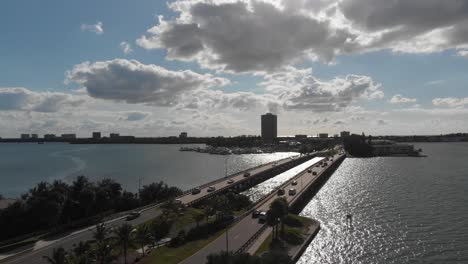 Drohnenflug-Bei-Sonnenuntergang-Zu-Den-Yachten-In-Sarasota,-Florida