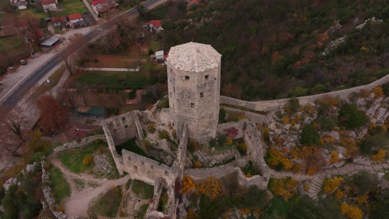 Ripresa con drone della fortezza di Počitelj che si erge sopra la valle della Neretva