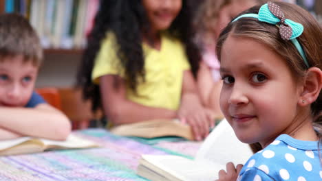 Süße-Schüler-Lesen-Bücher-Am-Schreibtisch