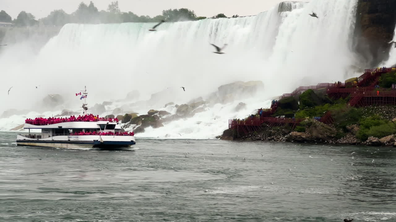 나이아가라 폭포 뉴욕 관광 보트 에 있는 사람 들 과 함께 - 넓은