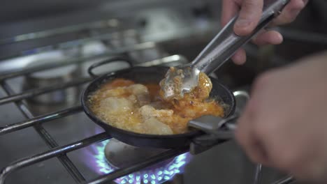 Schießen-Sie-Das-Kochen-Bei-Starker-Hitze-In-Einer-Pfanne