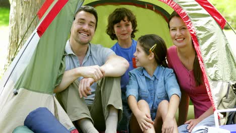 Familia-Feliz-Posando-En-Su-Tienda-De-Campaña-En-Un-Viaje-De-Campamento