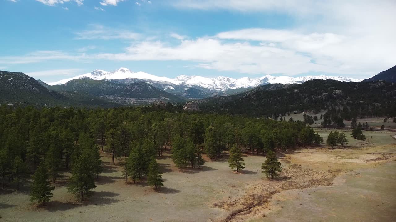 Vista aerea del paesaggio montano del Colorado e delle foreste.