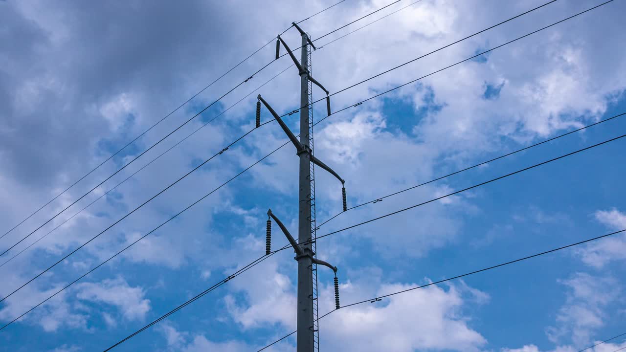 время прохождения электрической высоковольтной электрической башни и линий электропередач под красивым небом. передающие башни. электрические пилоны. движение через электрический пилон высокого напряжения. 4k петля