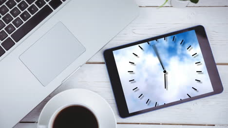 animación de una tableta digital que muestra el reloj en la pantalla