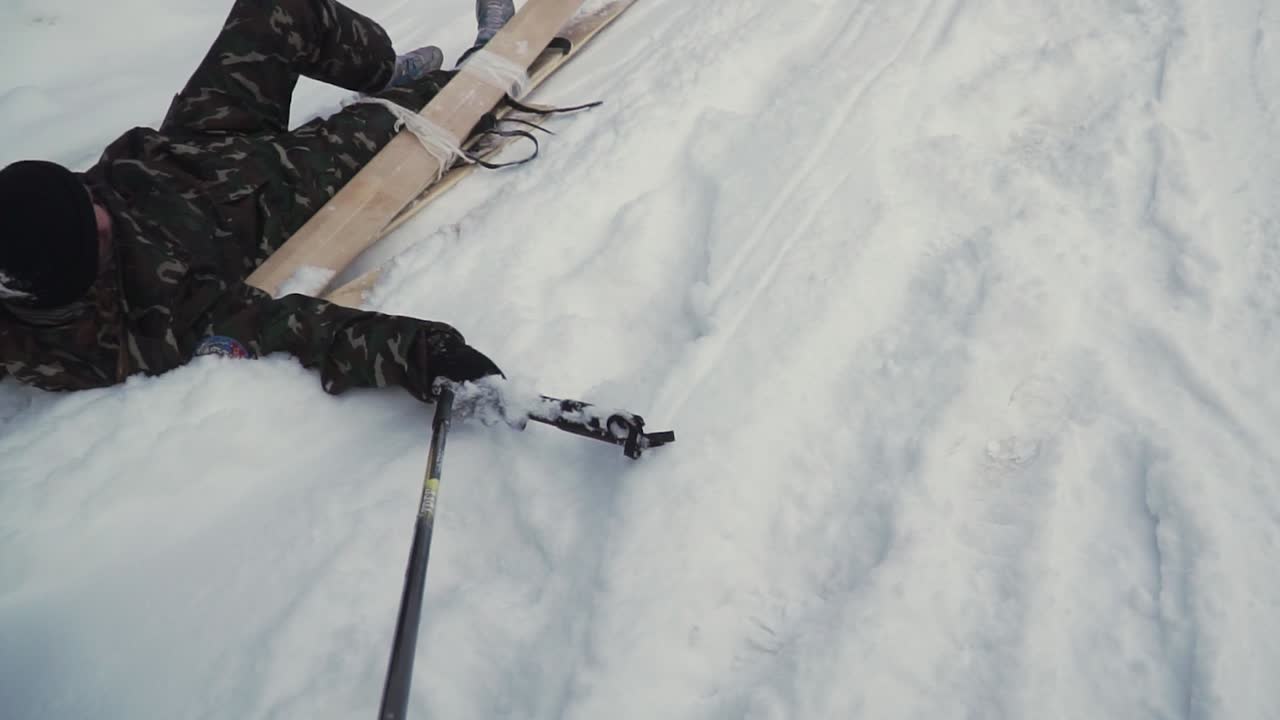 soldado herido en la nieve