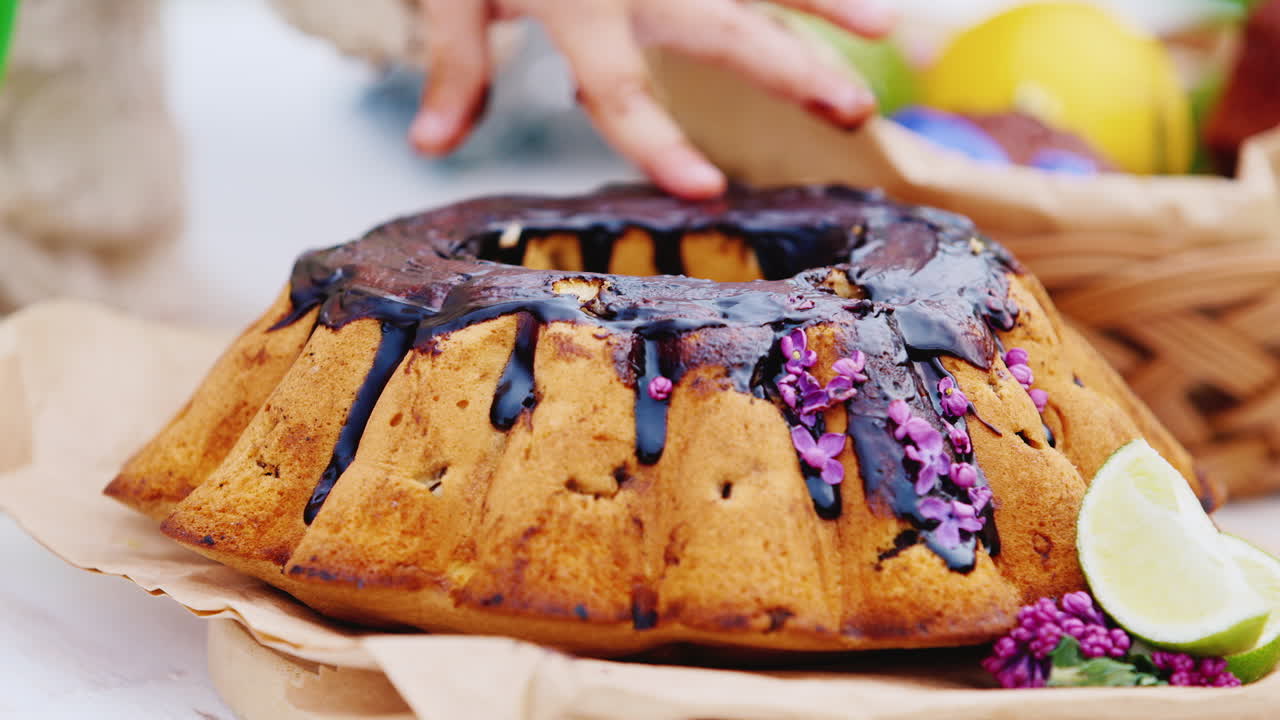 delicioso primer plano de pastel de chocolate y dedo de bebé revuelto en dulces