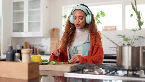 mujer cocinando y escuchando música en una cocina