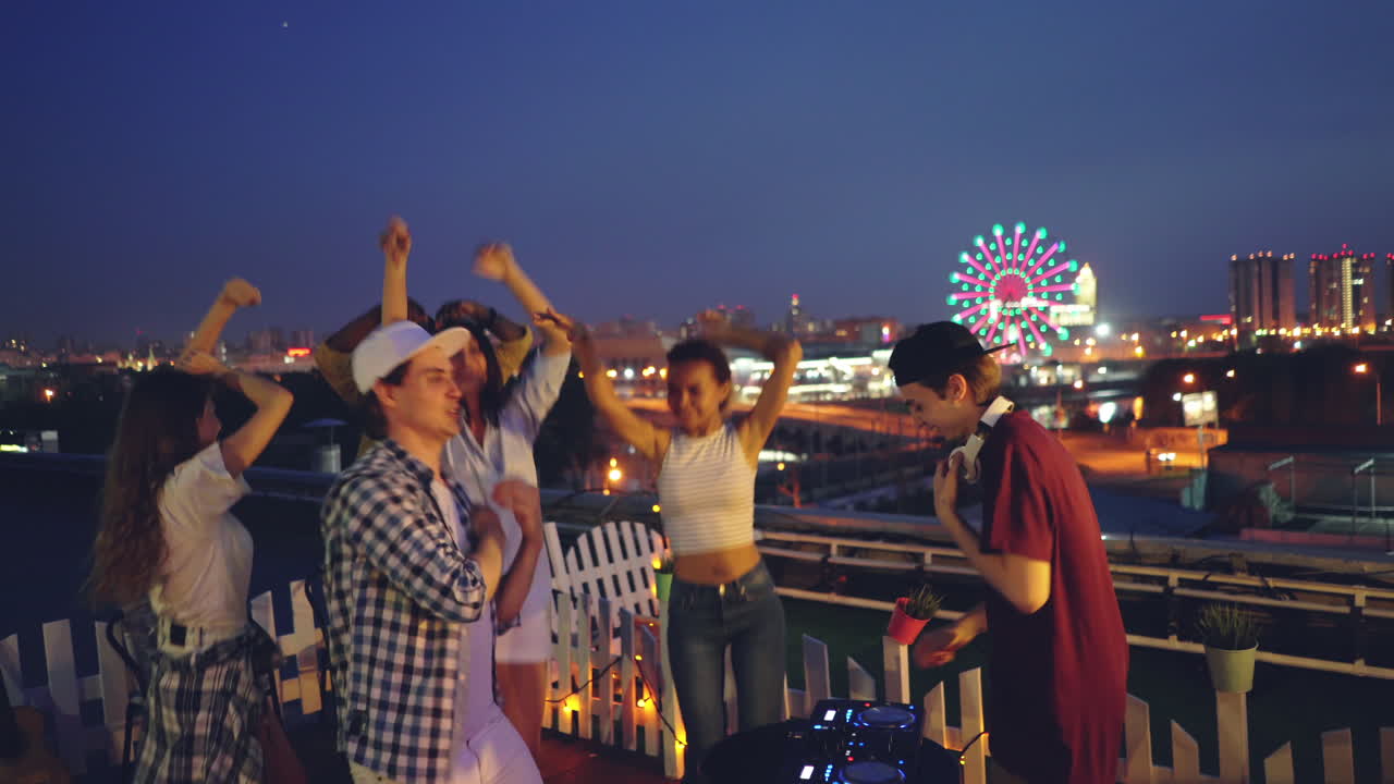 밤에 지붕 파티