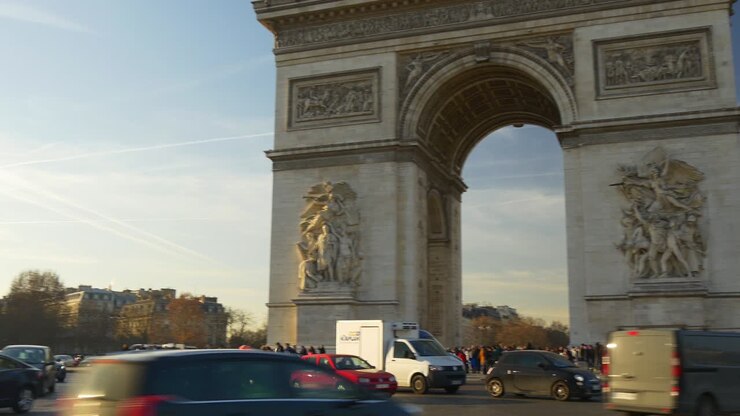 francia ora del tramonto città di parigi famoso arco trionfale cerchio di traffico panoramica anteriore 4k