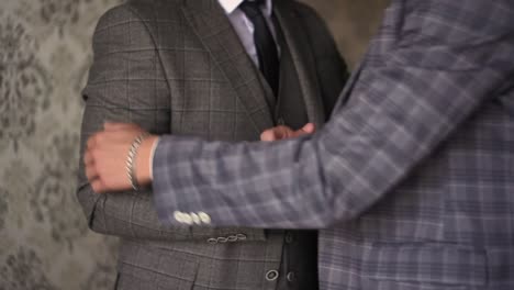 los hombres se dan la mano y se abrazan.