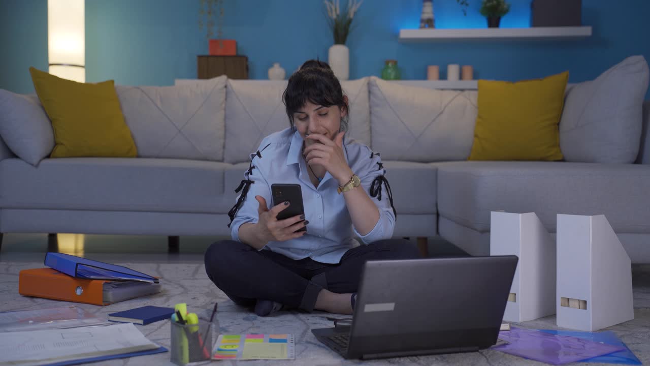 trabajadora de oficina en casa, mujer de compras por teléfono.