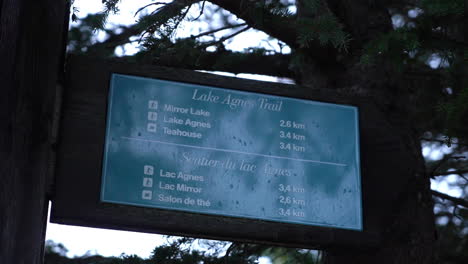 señal de la ruta de senderismo del lago agnes con direcciones, parque nacional de banff, alberta, canadá