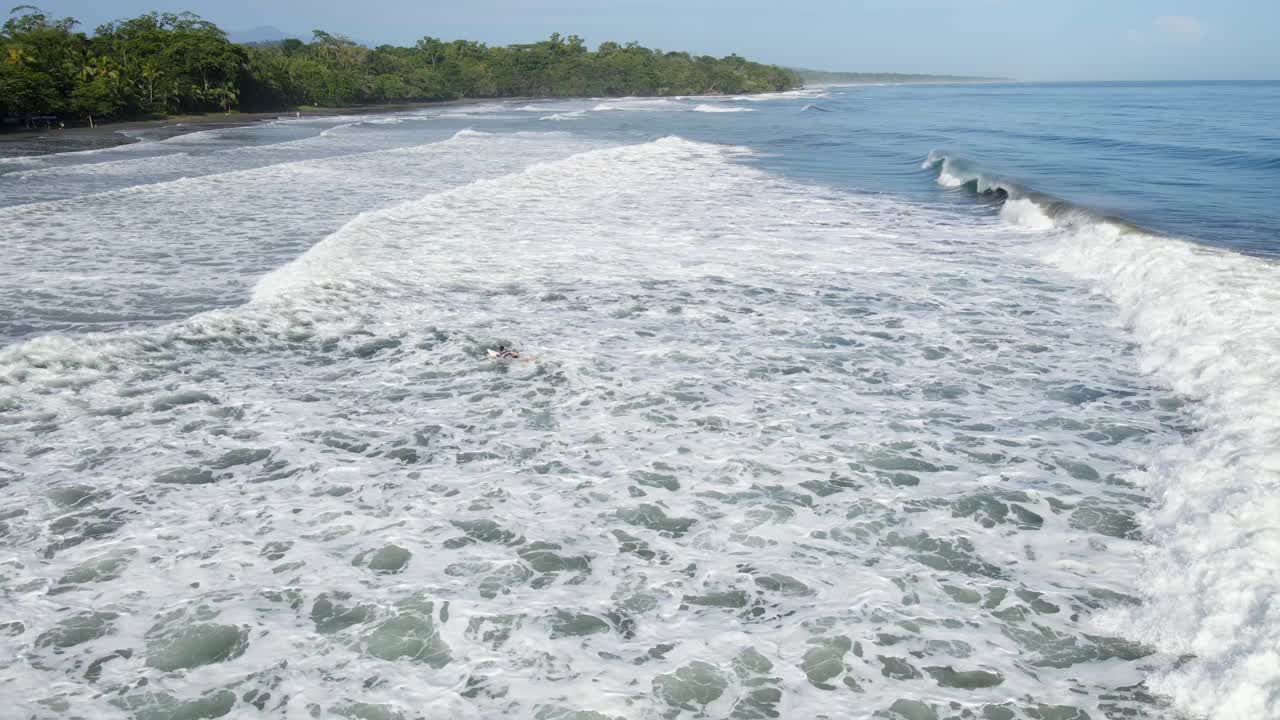 AÉREO - Ondas quebram em uma praia utópica