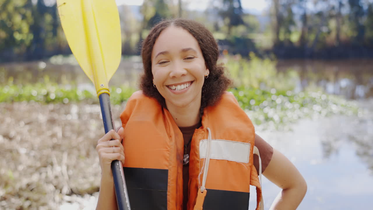 kayak, chaleco salvavidas y mujer en el lago para remar