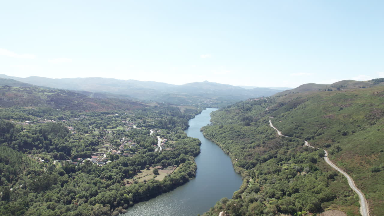 Fiume che scorre attraverso una valle in un pomeriggio nebbioso
