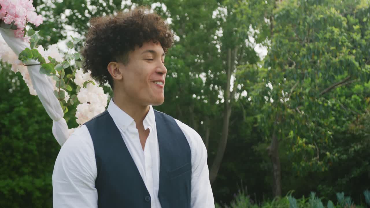 결혼식 에서  ⁇ 빛 이 있는 날 에 정원 에서 행복 한 혼혈 남자