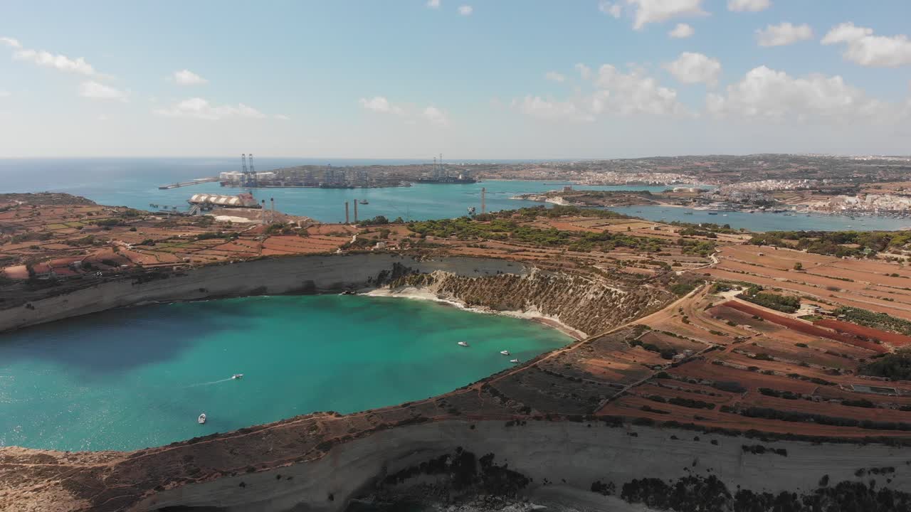 video aéreo de drones del este de malta, área de marsaxlokk, bahía de il-hofra l-kbira