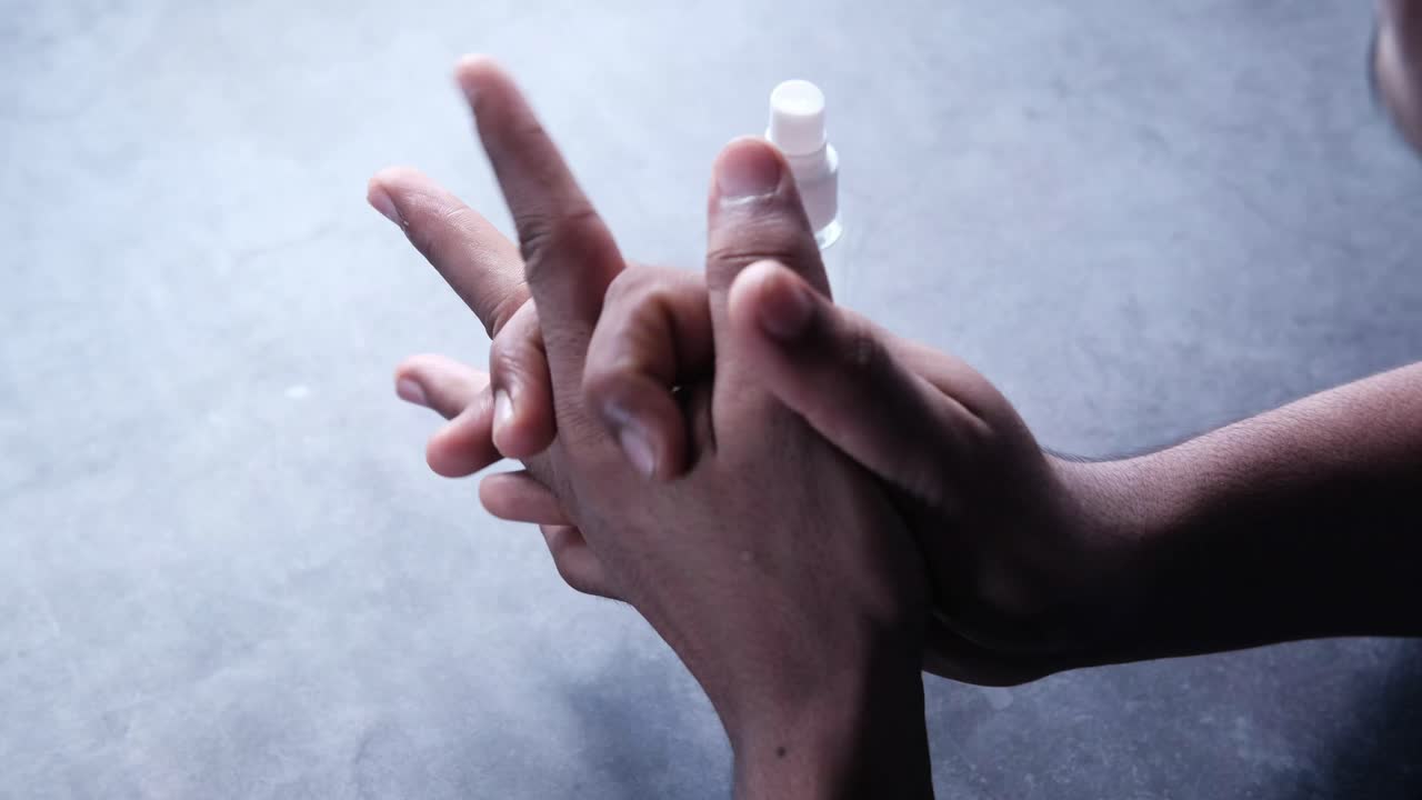 손 소독제를 적용하는 것